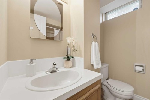 604 Willoughby Crescent Se, Calgary, AB - Indoor Photo Showing Bathroom
