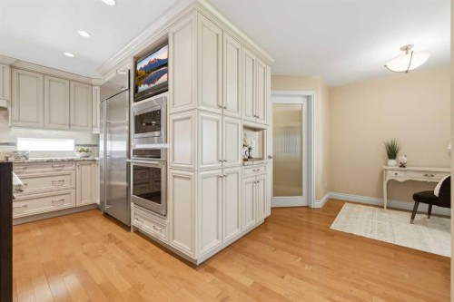 604 Willoughby Crescent Se, Calgary, AB - Indoor Photo Showing Kitchen