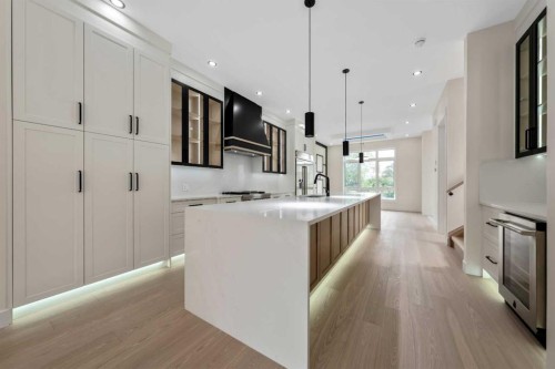 2431 23 Street Nw, Calgary, AB - Indoor Photo Showing Kitchen With Upgraded Kitchen