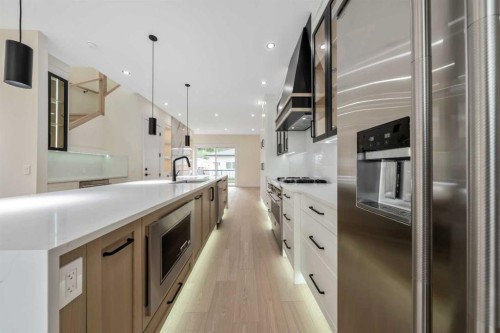 2431 23 Street Nw, Calgary, AB - Indoor Photo Showing Kitchen With Upgraded Kitchen