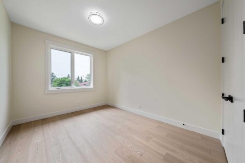 2431 23 Street Nw, Calgary, AB - Indoor Photo Showing Other Room