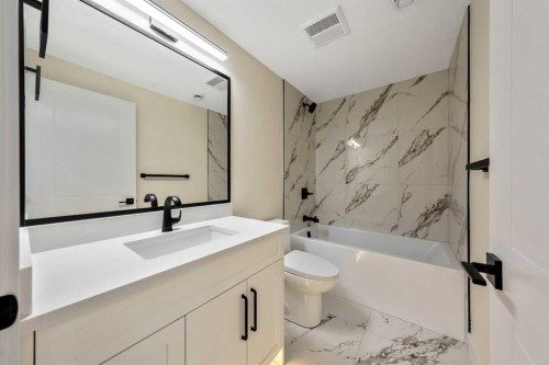 2431 23 Street Nw, Calgary, AB - Indoor Photo Showing Bathroom