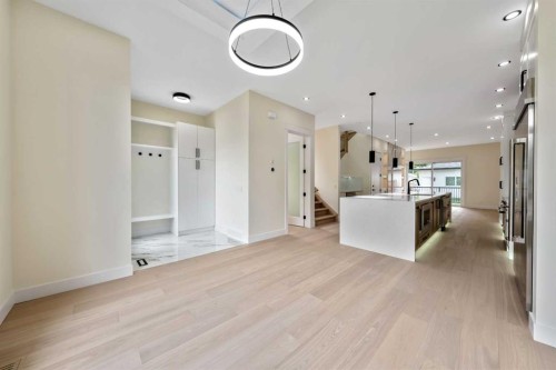 2431 23 Street Nw, Calgary, AB - Indoor Photo Showing Kitchen With Upgraded Kitchen