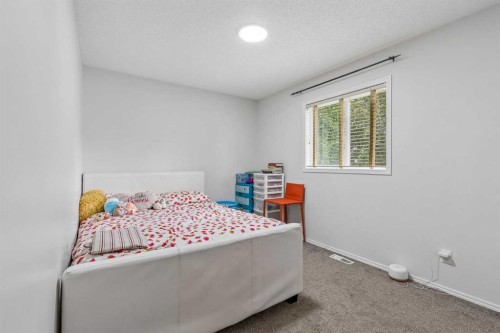 60 Cranfield Park Se, Calgary, AB - Indoor Photo Showing Bedroom