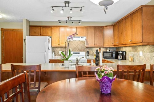 215-150 Crossbow Place, Canmore, AB - Indoor Photo Showing Kitchen
