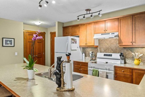 215-150 Crossbow Place, Canmore, AB - Indoor Photo Showing Kitchen