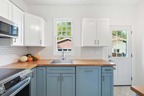 1801 2 Street Nw, Calgary, AB - Indoor Photo Showing Kitchen