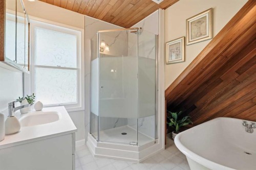 1801 2 Street Nw, Calgary, AB - Indoor Photo Showing Bathroom