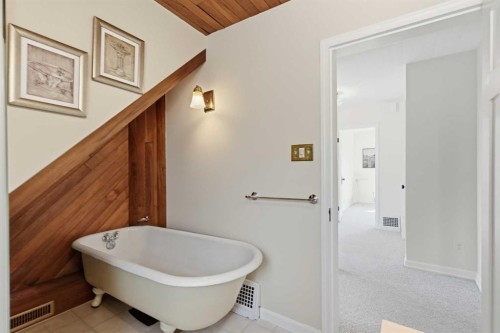 1801 2 Street Nw, Calgary, AB - Indoor Photo Showing Bathroom