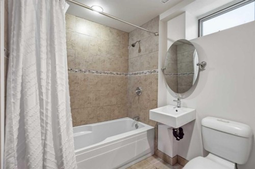 1801 2 Street Nw, Calgary, AB - Indoor Photo Showing Bathroom
