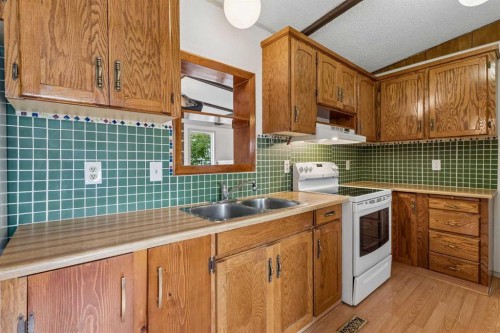 165 Spring Dale Circle Se, Airdrie, AB - Indoor Photo Showing Kitchen With Double Sink