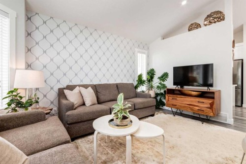 92 Covington Court Ne, Calgary, AB - Indoor Photo Showing Living Room