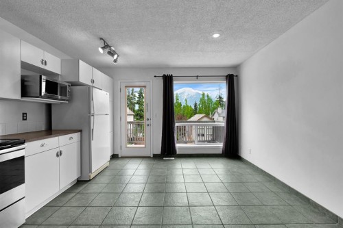 952 Wilson Way, Canmore, AB - Indoor Photo Showing Kitchen