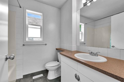 952 Wilson Way, Canmore, AB - Indoor Photo Showing Bathroom