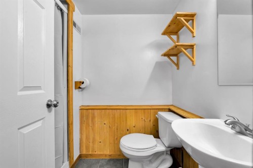 952 Wilson Way, Canmore, AB - Indoor Photo Showing Bathroom