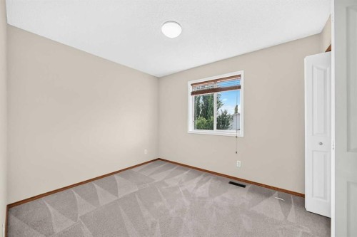43 Somerside Common Sw, Calgary, AB - Indoor Photo Showing Other Room