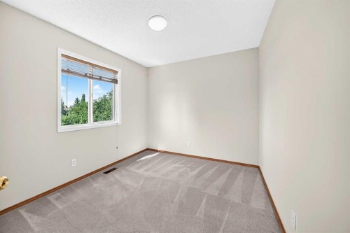 43 Somerside Common Sw, Calgary, AB - Indoor Photo Showing Other Room