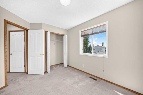 43 Somerside Common Sw, Calgary, AB - Indoor Photo Showing Other Room