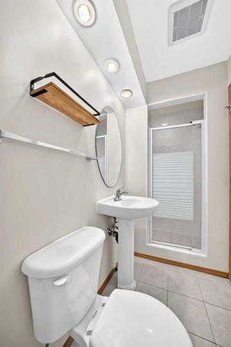 43 Somerside Common Sw, Calgary, AB - Indoor Photo Showing Bathroom