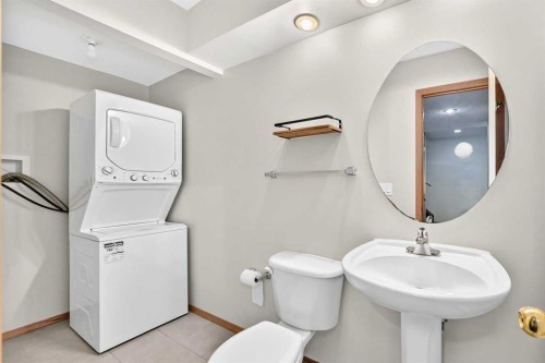 43 Somerside Common Sw, Calgary, AB - Indoor Photo Showing Bathroom