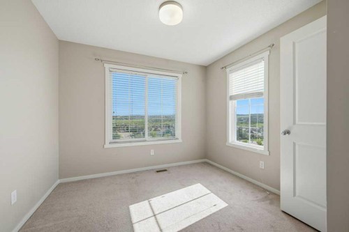 3 Evansview Gardens Nw, Calgary, AB - Indoor Photo Showing Other Room