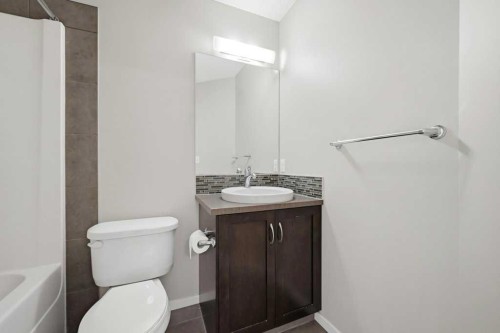 3 Evansview Gardens Nw, Calgary, AB - Indoor Photo Showing Bathroom