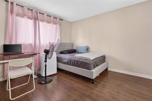 319 Rundlelawn Road Ne, Calgary, AB - Indoor Photo Showing Other Room