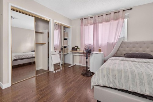 319 Rundlelawn Road Ne, Calgary, AB - Indoor Photo Showing Bedroom