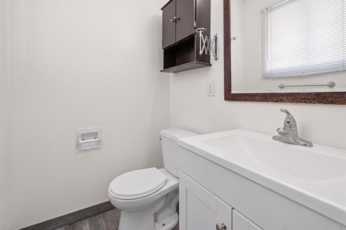 319 Rundlelawn Road Ne, Calgary, AB - Indoor Photo Showing Bathroom