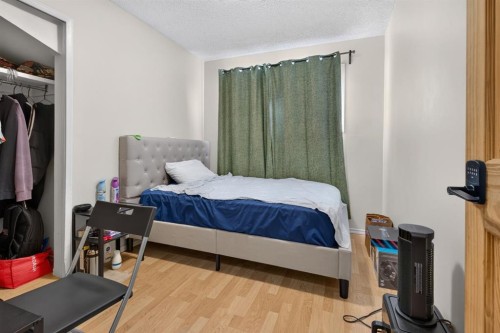 319 Rundlelawn Road Ne, Calgary, AB - Indoor Photo Showing Bedroom