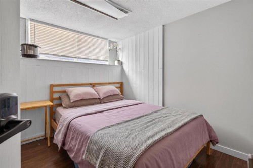 319 Rundlelawn Road Ne, Calgary, AB - Indoor Photo Showing Bedroom
