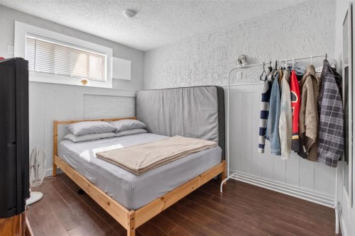 319 Rundlelawn Road Ne, Calgary, AB - Indoor Photo Showing Bedroom