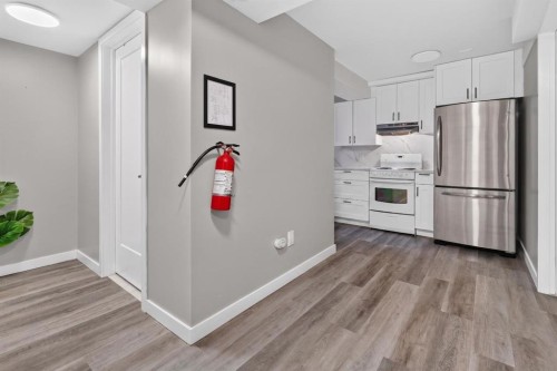 319 Rundlelawn Road Ne, Calgary, AB - Indoor Photo Showing Kitchen