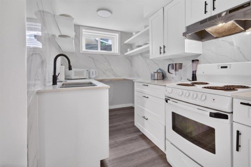 319 Rundlelawn Road Ne, Calgary, AB - Indoor Photo Showing Kitchen