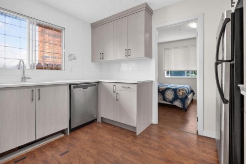 319 Rundlelawn Road Ne, Calgary, AB - Indoor Photo Showing Kitchen