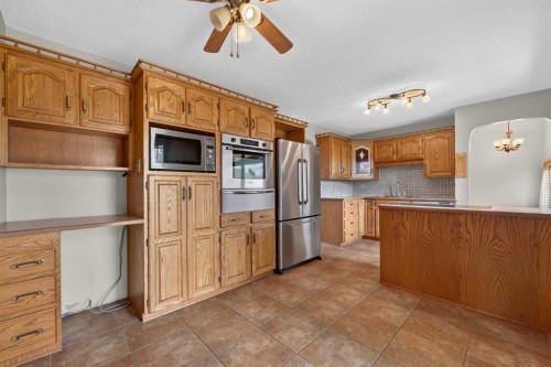 4639 Marbank Drive, Calgary, AB - Indoor Photo Showing Kitchen