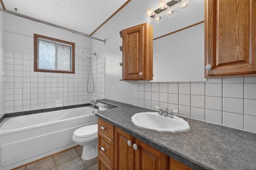 4639 Marbank Drive, Calgary, AB - Indoor Photo Showing Bathroom