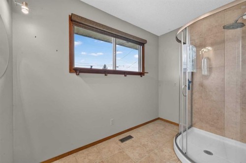 4639 Marbank Drive, Calgary, AB - Indoor Photo Showing Bathroom