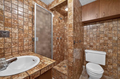 4639 Marbank Drive, Calgary, AB - Indoor Photo Showing Bathroom