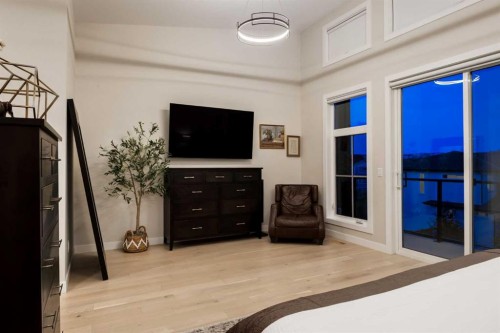 84 Timberline Way Sw, Calgary, AB - Indoor Photo Showing Bedroom