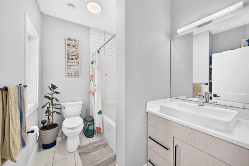 86 Carringvue Manor Nw, Calgary, AB - Indoor Photo Showing Bathroom