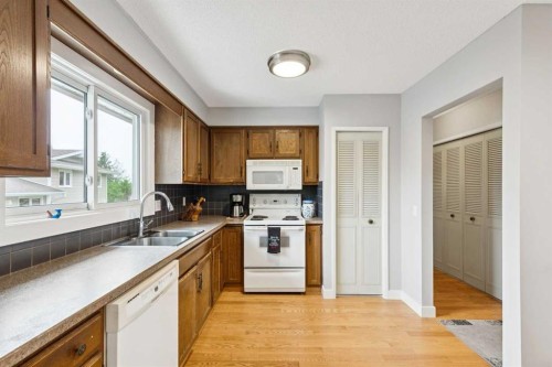 232 Thames Close Nw, Calgary, AB - Indoor Photo Showing Kitchen With Double Sink