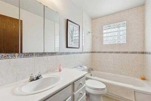 232 Thames Close Nw, Calgary, AB - Indoor Photo Showing Bathroom