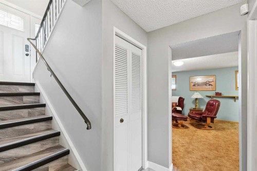 232 Thames Close Nw, Calgary, AB - Indoor Photo Showing Other Room