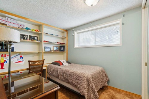 232 Thames Close Nw, Calgary, AB - Indoor Photo Showing Bedroom