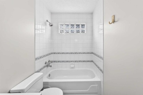 247 Covington Close Ne, Calgary, AB - Indoor Photo Showing Bathroom