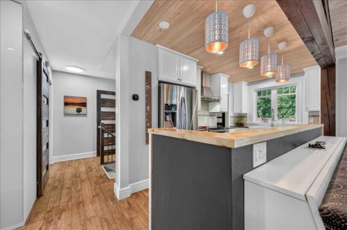 9011 33 Avenue Nw, Calgary, AB - Indoor Photo Showing Kitchen With Upgraded Kitchen