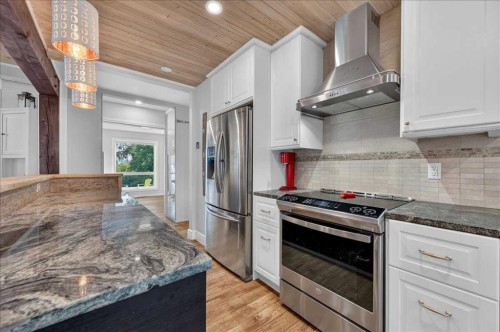 9011 33 Avenue Nw, Calgary, AB - Indoor Photo Showing Kitchen With Upgraded Kitchen