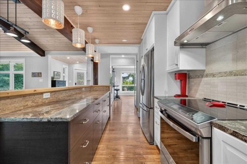 9011 33 Avenue Nw, Calgary, AB - Indoor Photo Showing Kitchen With Upgraded Kitchen