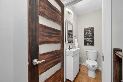 9011 33 Avenue Nw, Calgary, AB - Indoor Photo Showing Bathroom